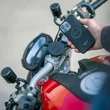 Kép 6/6 - SP Connect telefon tartó adapter vezeték nélküli töltéssel, fekete