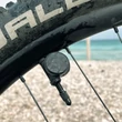 Kép 3/4 - SKS Airspy TL nyomásmérő jeladó 60 mm tubeless szeleppel, Bluetooth, 1 pár, fekete