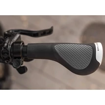Ergon GP1 EVO ergonómikus bilincses markolat, 130 mm, S-es vastagság, fekete-szürke, ezüst színű bilinccsel