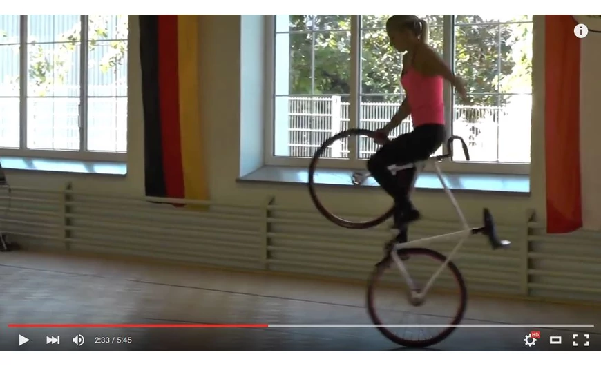 Videó - Nicole Frýbortová akrobatikus bicajozás