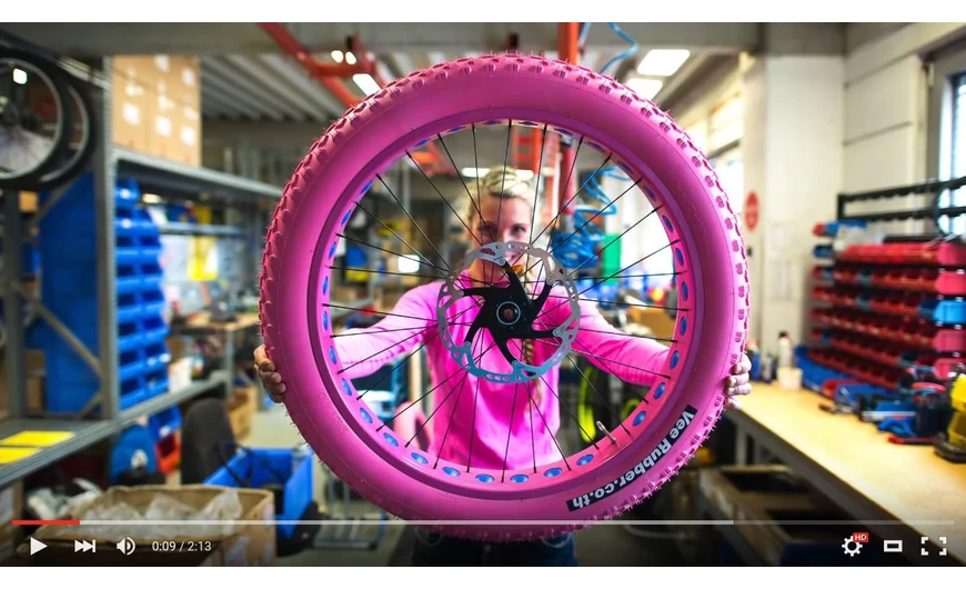 Videó - szőke csajszi Pink Fatbike - építés